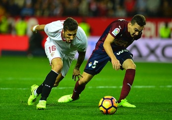 Escalante pugna por un balón con Jovetic. (Cristina QUICLER/AFP)