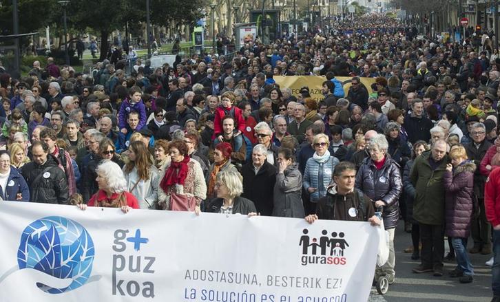 Además de la pancarta principal, se han podido leer otros cuatro mensajes principales. (Jagoba MANTEROLA/ARGAZKI PRESS)