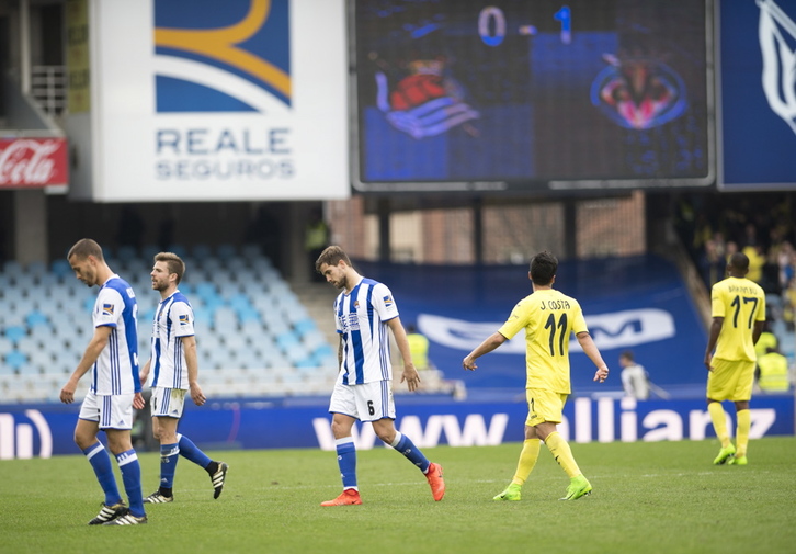 Varios jugadores realistas se retiran cabizbajos a los vestuarios. (Juan Carlos RUIZ/ARGAZKI PRESS)