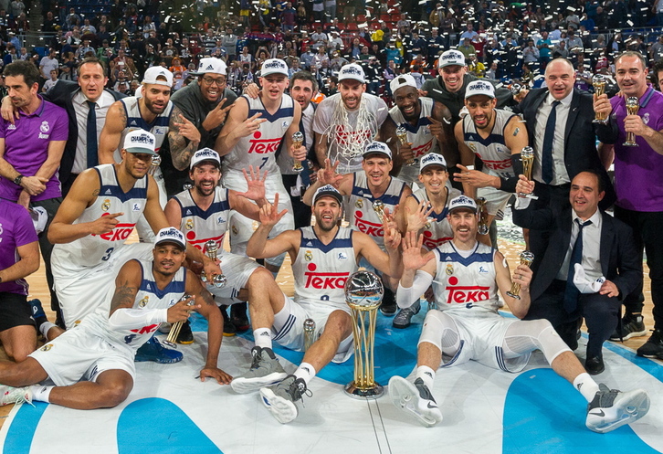 Los jugadores madridistas, con el trofeo en la mano. (Juanan RUIZ/ARGAZKI PRESS)