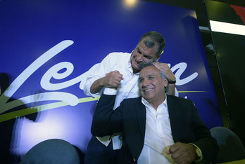 El saliente Rafael Correa y el aspirante a sucederle, Lenín Moreno, celebran la victoria electoral. (Rodrigo BUENDÍA / AFP)