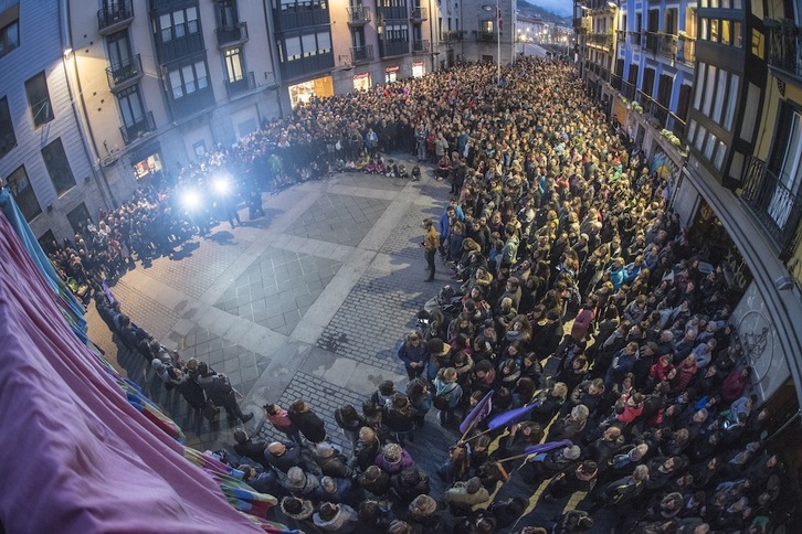 Repulsa frente a la violación de una menor en Tolosa. (Jon URBE / ARGAZKI PRESS)