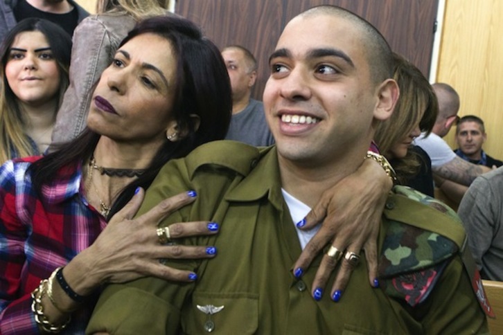 El soldado Elor Azaria, abrazado por su madre al inicio de la vista en la que le han comunicado su condena a año y medio de cárcel. (Jim HOLLANDER/AFP)