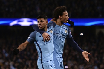 Agüero celebra uno de los dos goles marcados esta noche. (Oli SCARFF / AFP)