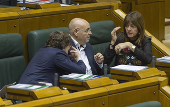 José Antonio Pastor, junto a sus compañeros de bancada Idoia Mendia y Eneko Andueza. (Juanan RUIZ / ARGAZKI PRESS) 