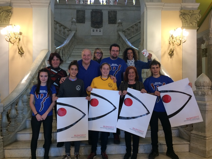 Las Tea Party eta Jon de Miguel ostalaria Udaletxean Jaietako Batzordearekin. (Bilboko Udala)