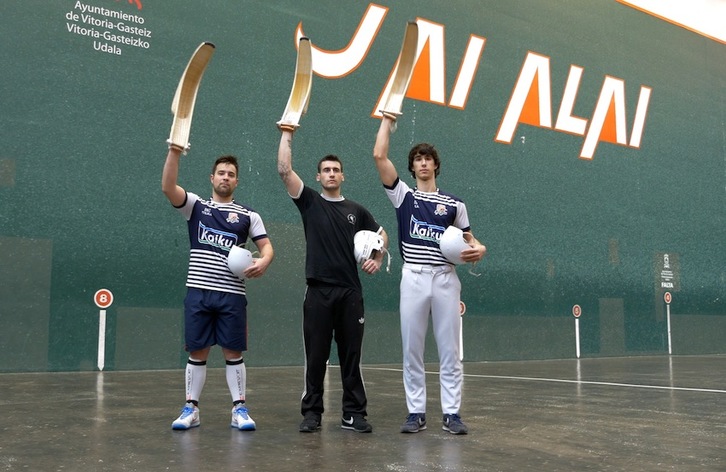 Julen del Rio, Ekhi Martinez eta Aaron Gonzalez de Matauko, Mexikora abiatu aurretik Gasteizen. (Gotzon ARANBURU)