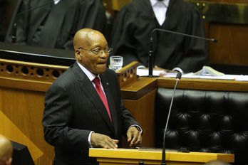 El presidente de Sudáfrica, Jacob Zuma, en una reciente comparecencia parlamentaria. (SUMAYA HISHAM / AFP)