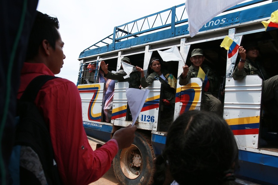 Los guerrilleros llegan en autobús a una de las zonas veredales. (Oficina del Alto Comisionado para la Paz)