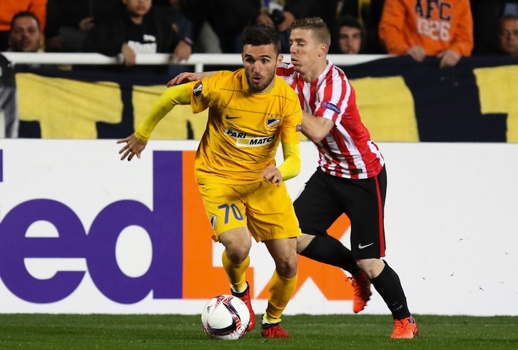 Muniain, baloiaren atzetik, gaurko partidan. (Sakkis SAVIDES / AFP)