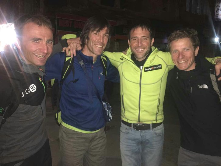 Txikon, junto a los alpinistas Ueli Steck, Hervé Barmassé y David Gottler. (@AlexTxikon)
