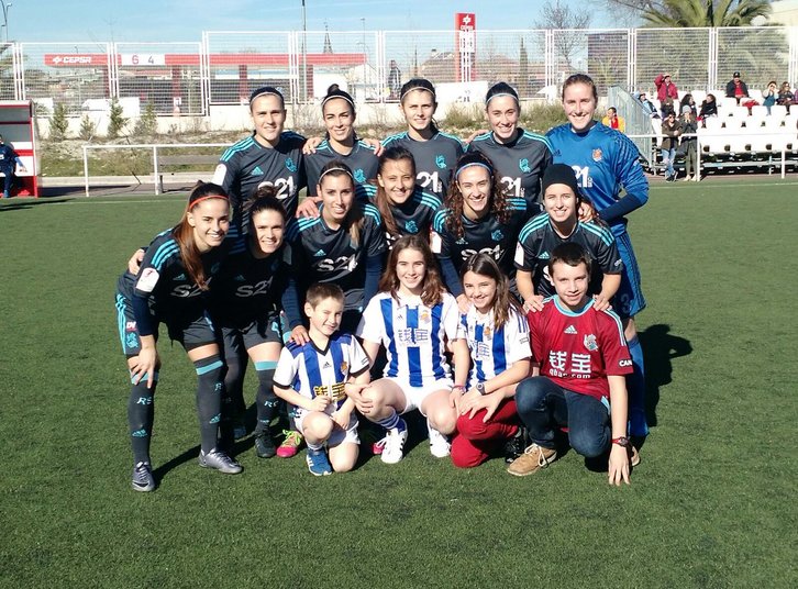 Realeko neskak, Vallecasen, partida hasi aurretik. (@RealSociedadEUS)