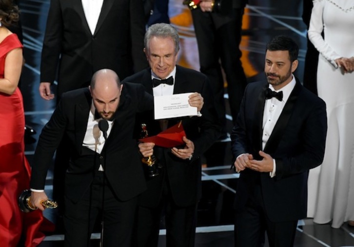 Momento en el que se informa del error cometido al anunciar el Óscar a la mejor película. (Kevin WINTER/AFP)