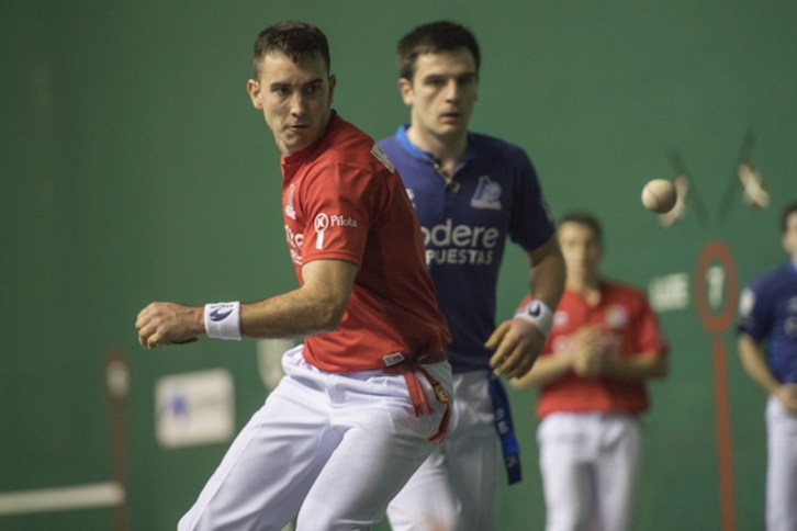 Mikel Urrutikoetxea, pilota astintzeko prest. (Juan Carlos RUIZ / ARGAZKI PRESS)
