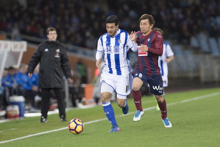 Vela e Inui corren tras el balón. (Juan Carlos RUIZ / ARGAZKI PRESS)