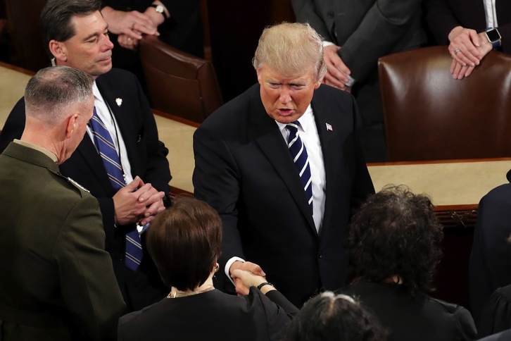 Trump, antes de su primer discurso en el Congreso. (Chip SOMODEVILLA / AFP)