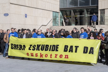 Trabajadores de Euskotren se han concentrado a las puertas de los juzgados de Donostia. (Gorka RUBIO / ARGAZKI PRESS)