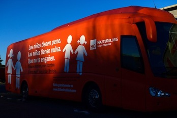 El autobús transfóbico de Hazte Oír permanece inmovilizado en una nave de Coslada, en Madrid. (Pierre Philippe MARCOU/AFP)