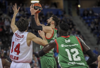 Shengelia busca el aro italiano. (Juanan RUIZ / ARGAZKI PRESS)