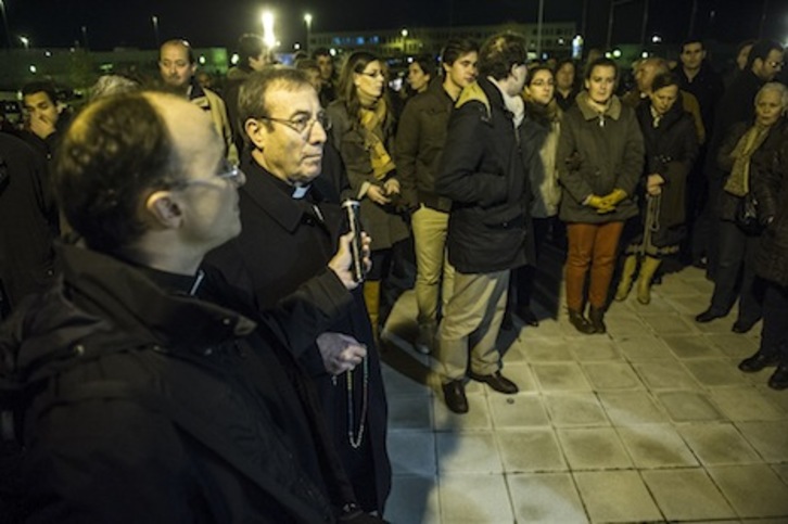 En 2013, el arzobispo de Iruñea rezó un rosario delante de la clínica de Antsoain donde ahora están realizando una cuaresma de oración las seis jóvenes. (Jagoba MANTEROLA/ARGAZKI PRESS)