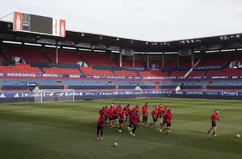 La plantilla ha entrenado en El Sadar a puerta cerrada para preparar el partido ante Las Palmas. (OSASUNA)