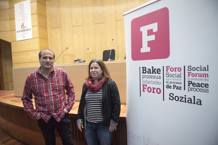 Agus Hernán y Aitzpea Leizaola han presentado el programa del IV Foro Social. (Juan Carlos RUIZ/ARGAZKI PRESS)