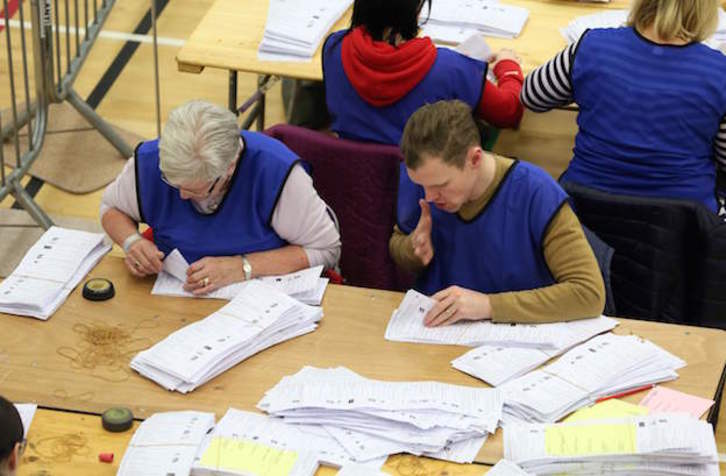El recuento electoral se prolongará hasta este sábado. (Paul FAITH / AFP)