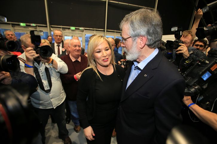 La cabeza de lista del Sinn Fein, Michelle O'Neill, junto al histórico Gerry Adams. (PAUL MCERLANE / AFP)