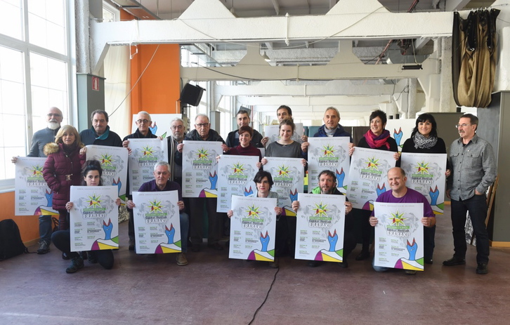 Independentistak Sareko eta Gernika Batzordeko kideak, elkarrekin prentsaurrekoan. (ARGAZKI PRESS)