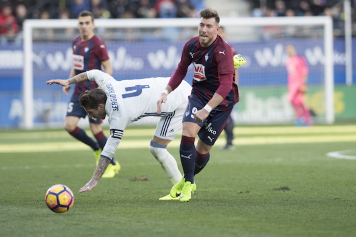 Enrich trata de marcharse de Ramos. (Juan Carlos RUIZ / ARGAZKI PRESS)