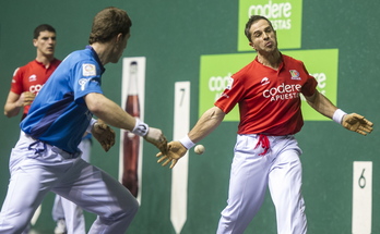 Aimar Olaizola pilota astintzen (Jagoba MANTEROLA/ARGAZKI PRESS)