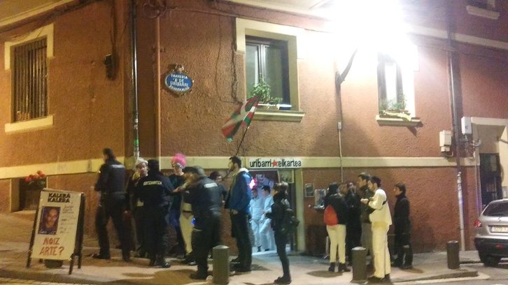 Agentes de la Ertzaintza en los alrededores de la herriko taberna de Uribarri. (vía twitter @mikel_gorri)