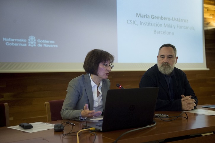 La autora Maria-Guembero Ustarroz y Fernando Pérez Gómez, director general del Departamento de Cultura. (Iñigo URIZ / ARGAZKI PRESS) 