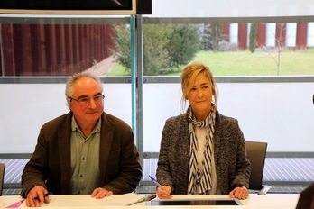Xabier Olano eta Maria Eugenia Arrizabalagak aurkeztu dute adostutako testua. (EH BILDU)