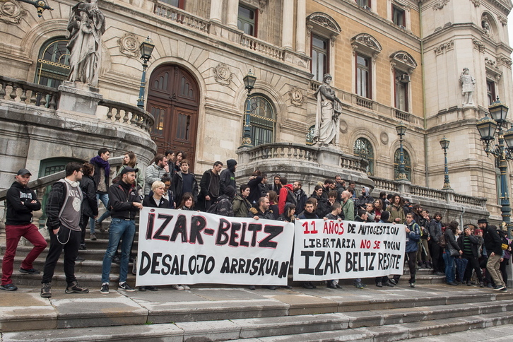Protesta en el Ayuntamiento contra el desalojo de Izarbeltz. (ARGAZKI PRESS)