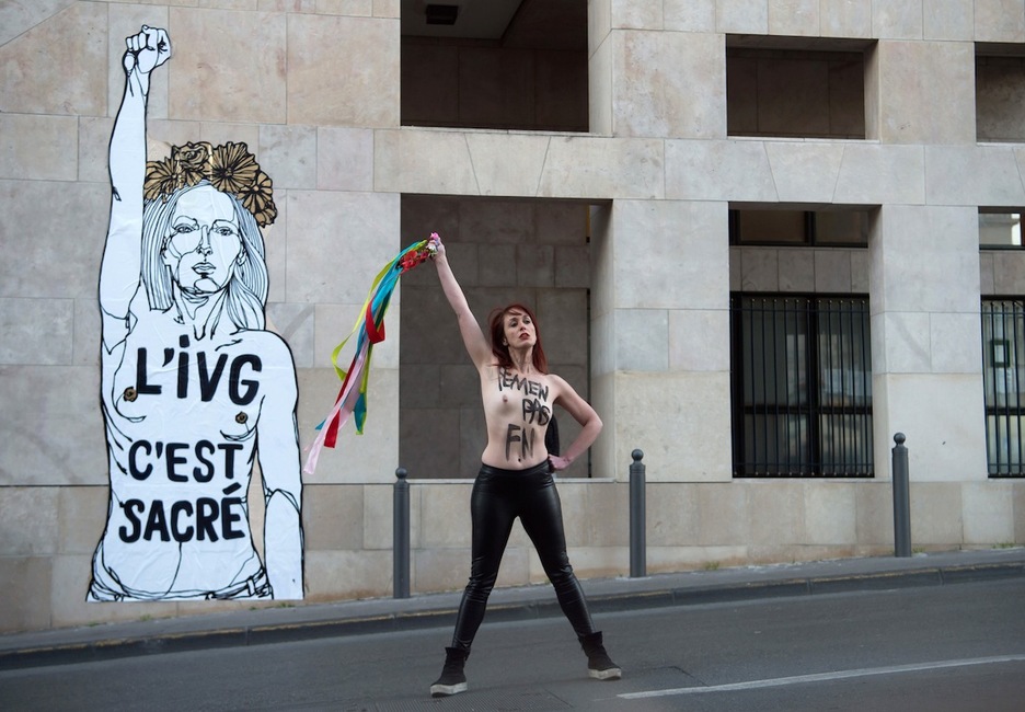 Femen taldeak aborto librearen aldarrikapena egin du Marseillan. (Bertrand LANGLOIS/AFP)