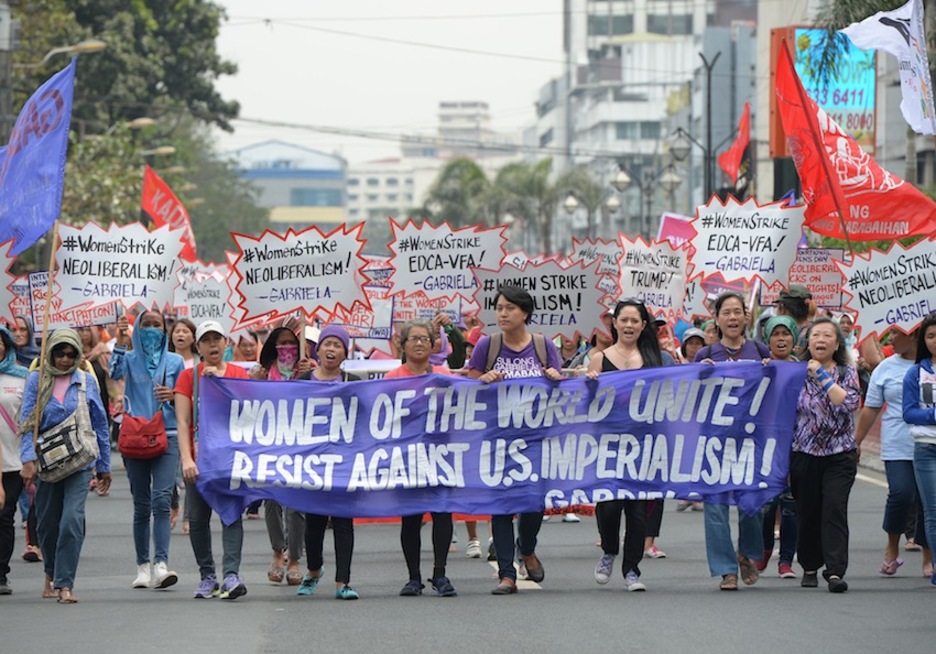 Emakume filipinar talde baten manifestazioa Manilan, inperialismoaren aurka. (Ted ALJIBE/AFP)