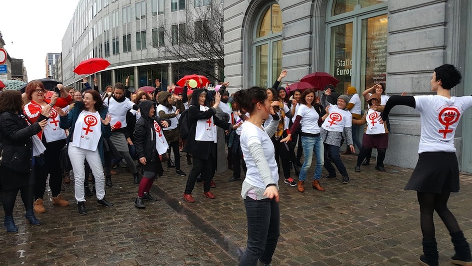 Bruselako Forum Feministako parte-hartzaileek flash moba egin dute. (@eiderolazar)