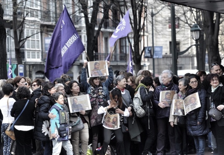 Makina bat izan dira eguerdian martxoaren 8ko aldarrikapenekin kalera atera direnak. (ARGAZKI PRESS)