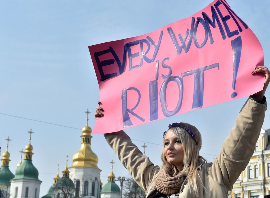 Ukrainako hiriburuan, Kieven, emakume bakoitza «matxinada» bat dela aldarrikatu dute. (Sergei SUPINSKY/AFP)