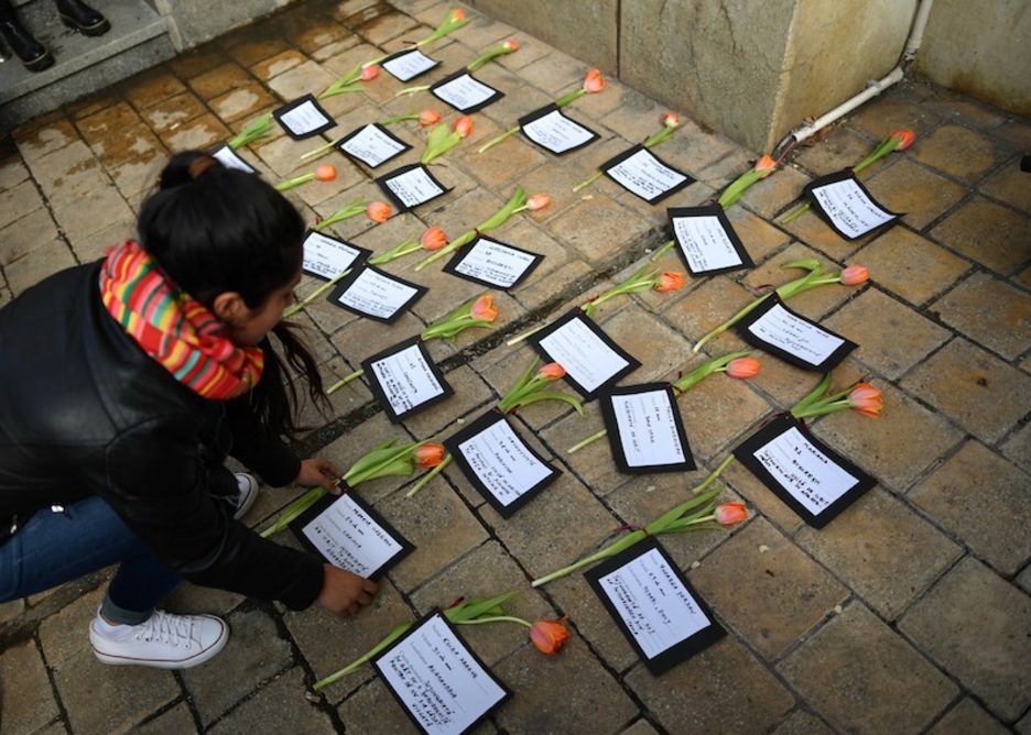 Bukaresten tulipanak eta mezuak utzi dituzte Justizia Ministerioaren egoitza aurrean. (Daniel MIHAILESCU/AFP)