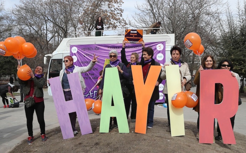 «Ez» diote hainbat emakumek Ankaran. (Adem ALTAN/AFP)