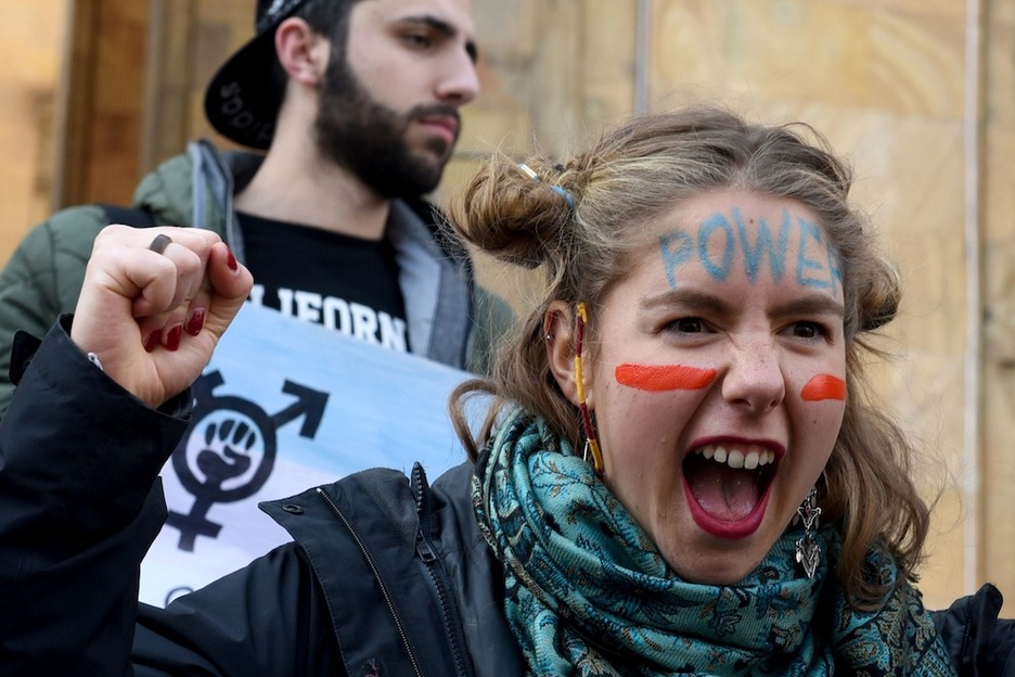 Georgiako emakume bat, Tibilisi hiriburuan. (Vano SHLAMOV/AFP)