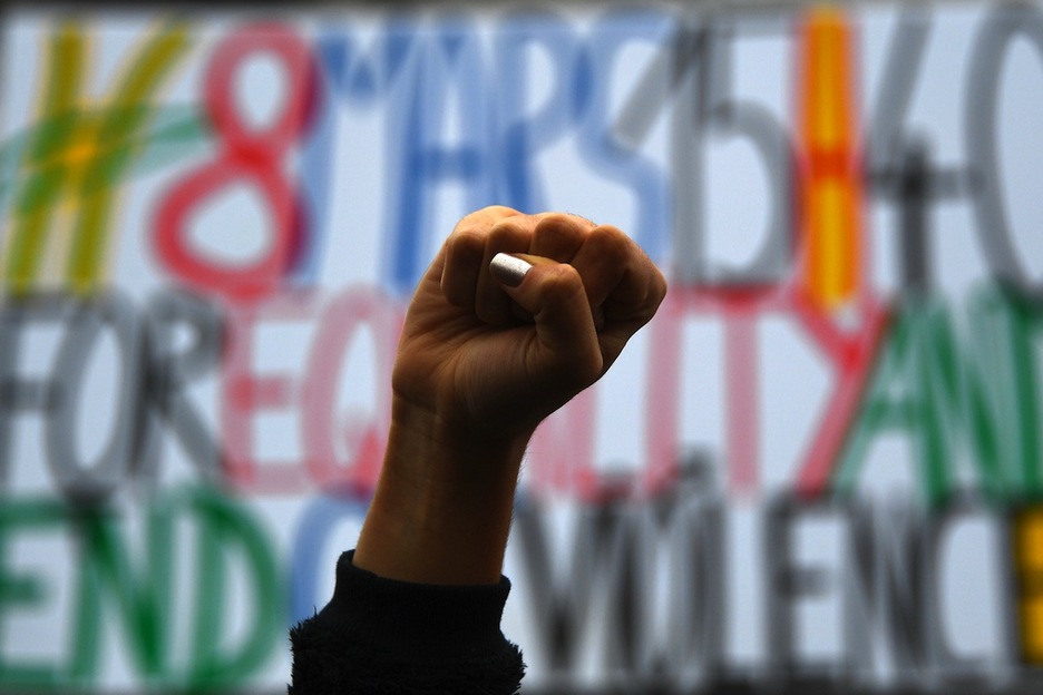 Emakume baten ukabila, Parisen. (Gabriel BOUYS/AFP) 