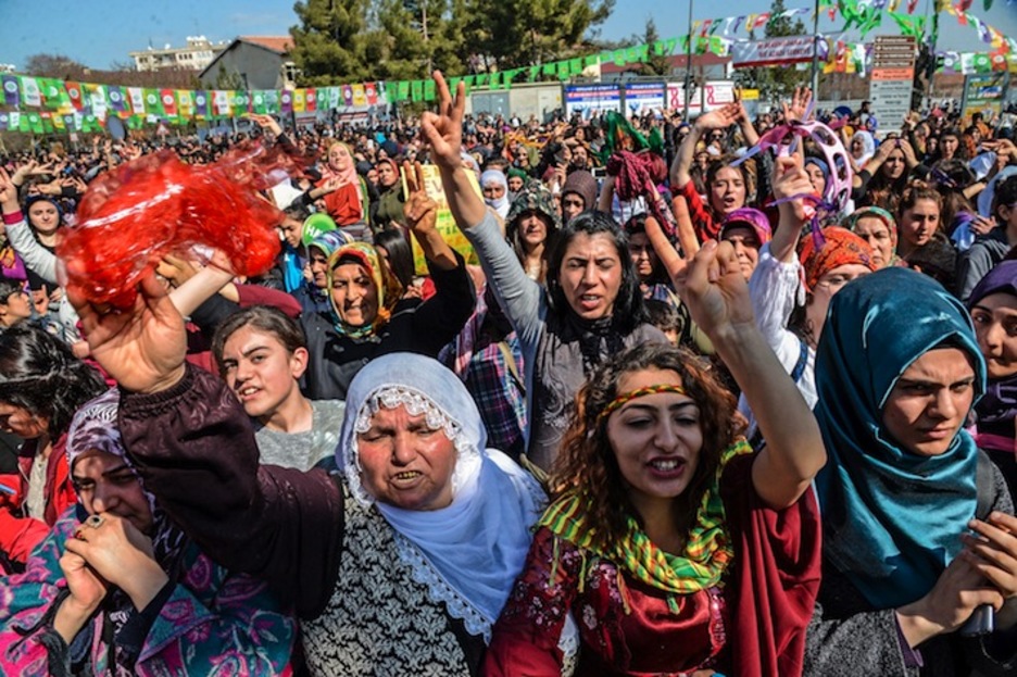 Manifestazioa Ipar Kurdistango hiriburu Diyarbakirren. (Ilyas AKENGIN/AFP)
