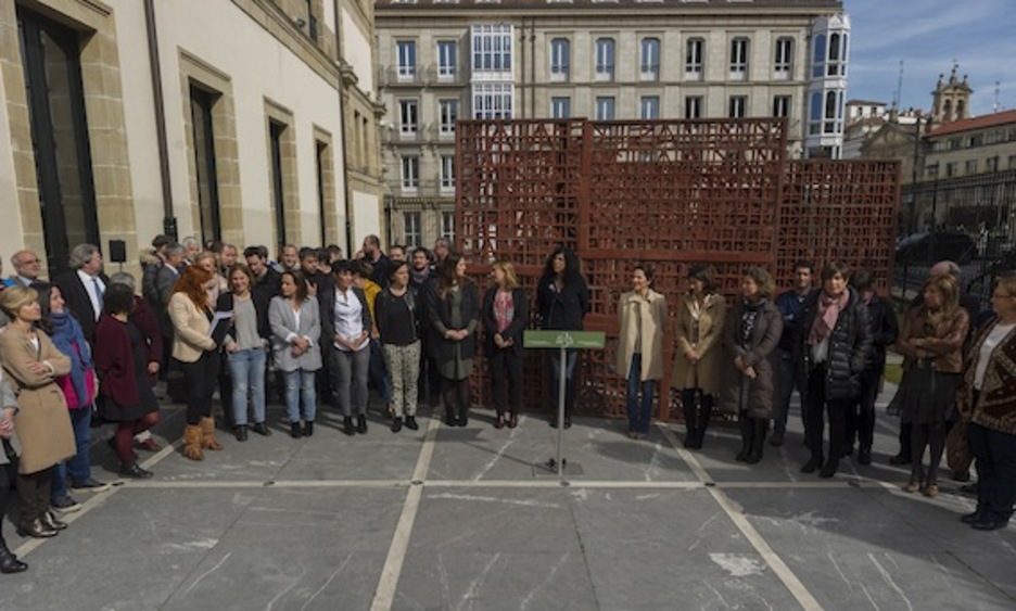 Gasteizko Legebiltzarraren atarian, elkarretaratzea. (Juanan RUIZ/ARGAZKI PRESS)