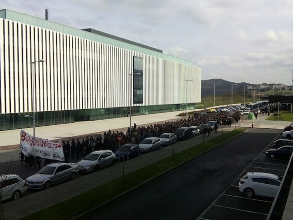 EHUren Leioako kanpusean manifestazioa egin dute ehunka ikaslek. (@leioatik)