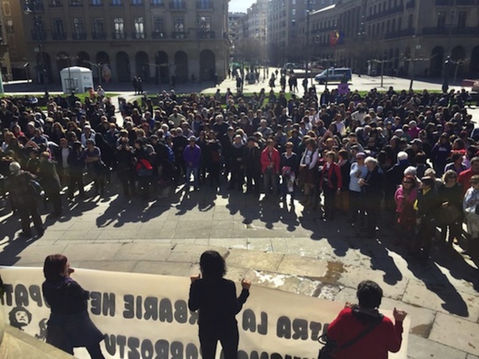 Elkarretaratzea Iruñeko Gaztelu plazan. (@ParlamentoNA)