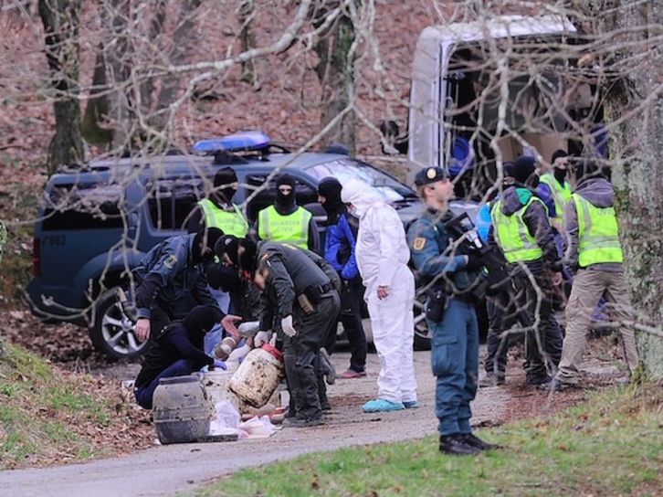 La Guardia Civil, en el zulo hallado hace dos semanas en Irun. (Ander GILLENEA/AFP)