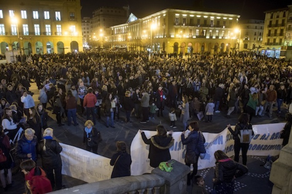 Iruñeko Gaztelu plazan ere jendetza bildu da iluntzean. (Iñigo URIZ/ARGAZKI PRESS)